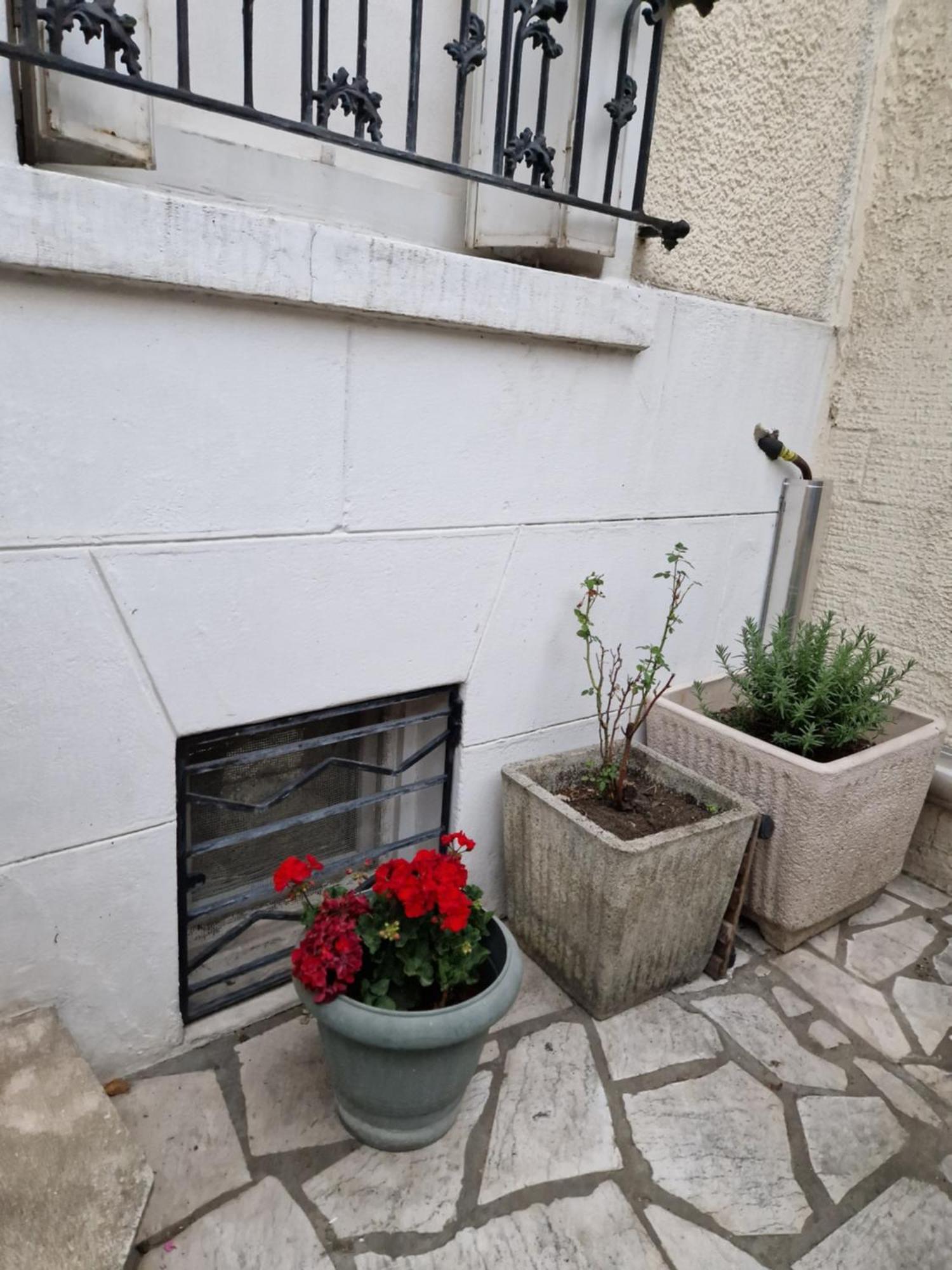Break Moment Near Paris, France Stadium, By Metro 7 Aubervilliers Exterior photo