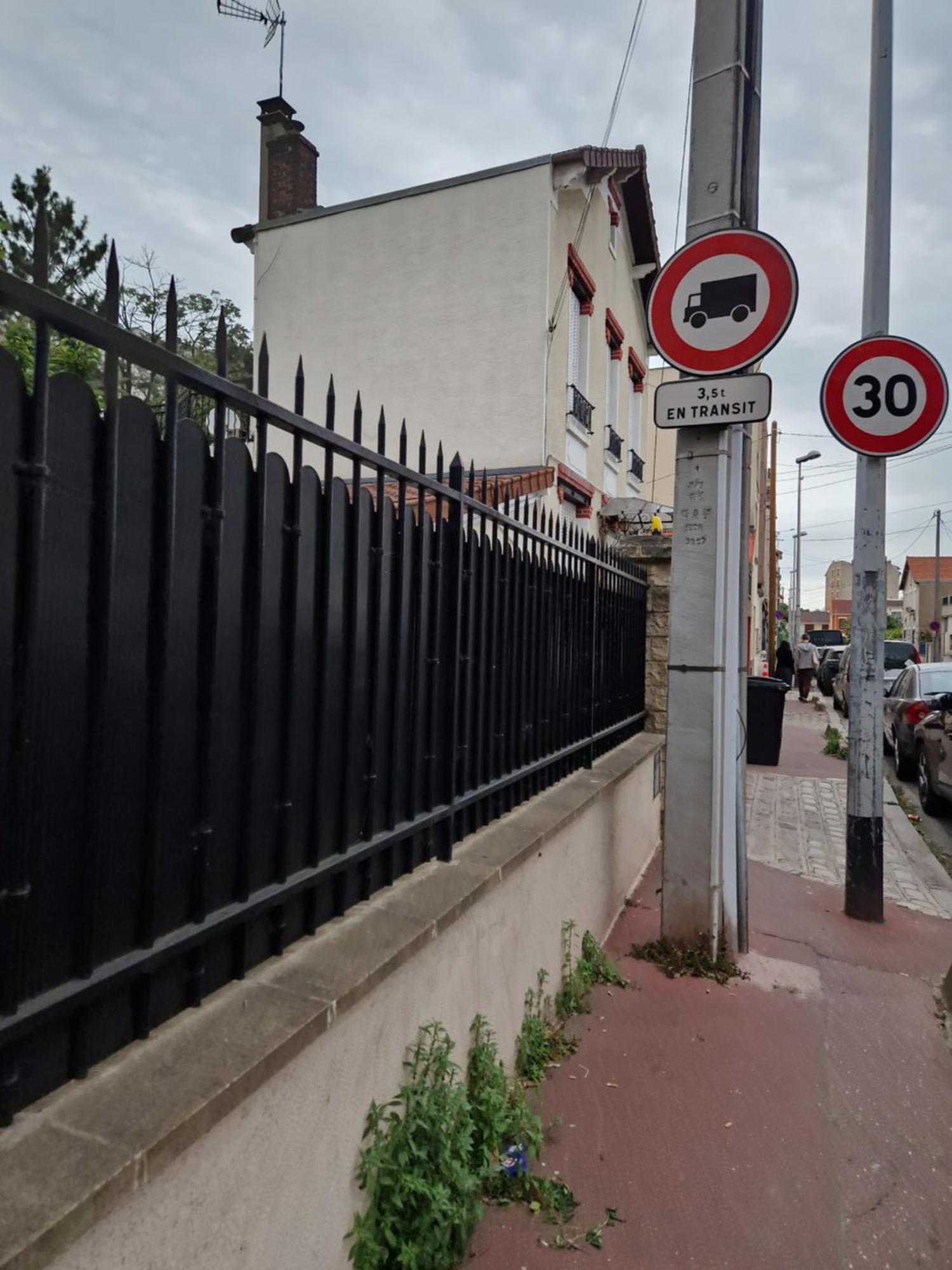 Break Moment Near Paris, France Stadium, By Metro 7 Aubervilliers Exterior photo