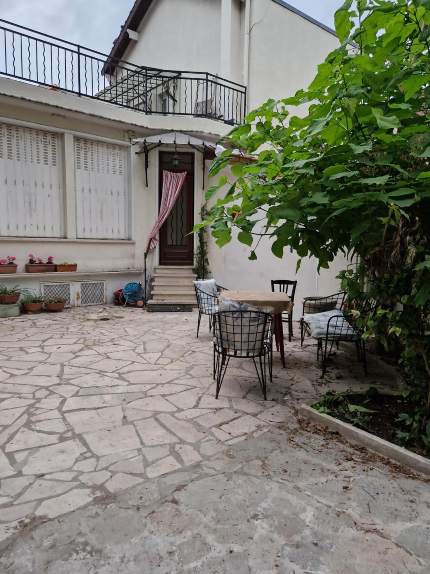Break Moment Near Paris, France Stadium, By Metro 7 Aubervilliers Room photo